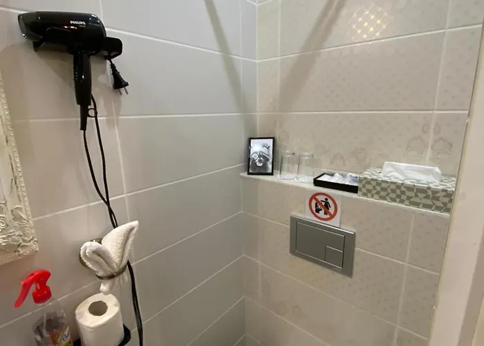 Lägenhet Cozy 1-bedr In The Centre Near Old Town With Private Parking